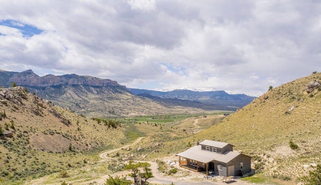 Lazy J Basin- Secluded Retreat with Mountain Views