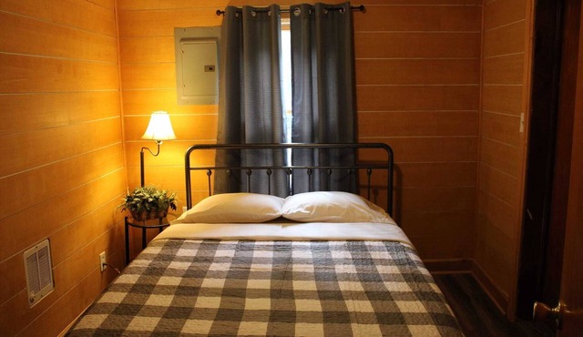 Lazy Lane Cabins - Shadow Wood Cottage