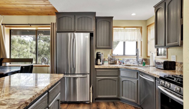 Lazy Llama Lodge- Pool Table- Firepit- Essentials