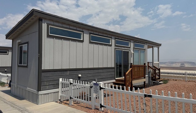 Lazy Lookout is your cozy sanctuary and gateway to stunning Lake Powell.