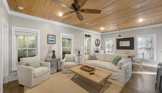 'Lazy Magnolia' - Close to Beach & Pool w/4 Bikes & Beach Chairs! Near Rosemary!