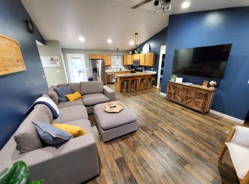 Lazy Moose Cottage in Willow, HotTub & Privacy