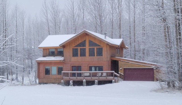 Lazy Mountain View- Spacious log home with mountain views, just north of Palmer