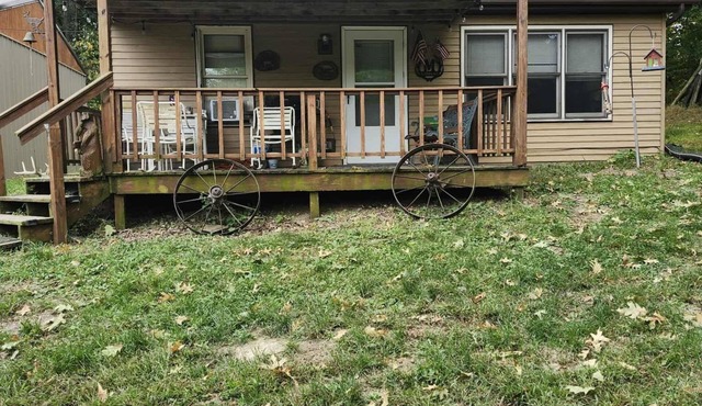 Lazy Oaks: Charming cabin on pond with A/C in delightful Little York, Illinois