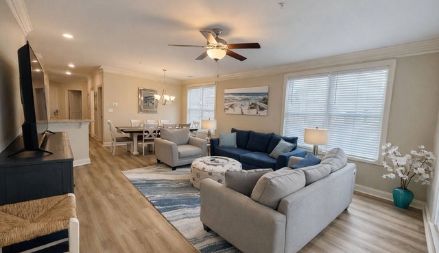 Lazy Palm-Free BEACH pass! POOL! 1/2 mile to Marshwalk and Marina! 3 King bdrms!