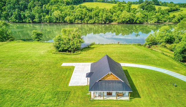 Lazy River Cabin, Hot Tub, $560 in FREE Attraction tickets each paid day!