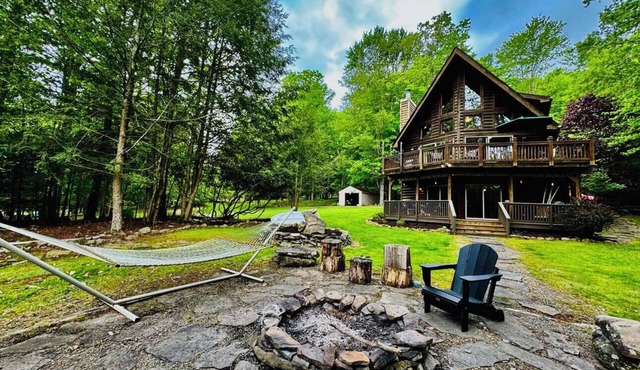 Lazy River Cabin: Private 3 Bedroom, 3 Bath Getaway on Lake Wallenpaupack