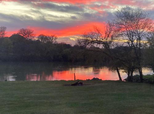 Lazy River Cabin, River Front, Hot Tub, WIFI, 560 in FREE Attraction tickets each paid day!