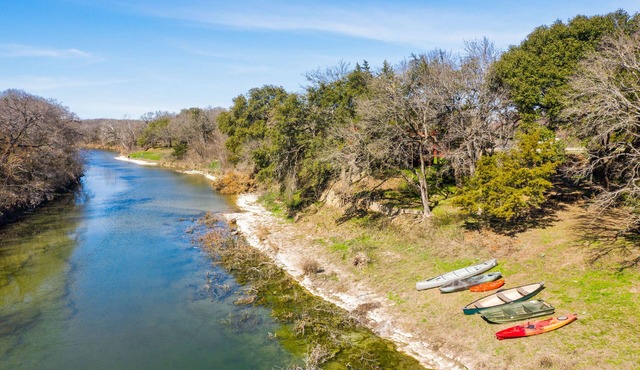 Lazy River Cottage on the Middle Bosque River - kayaks and boats available.
