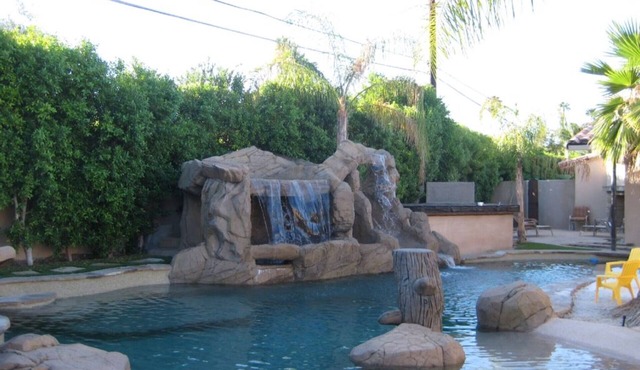 LAZY RIVER! LARGE POOL! STAYS COOL! 8ft deep plus river