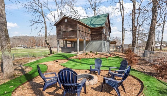 Lazy River Lodge -sleeps 7, putting green, and shared boat slip