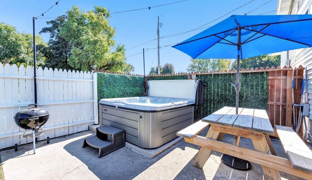 Lazy River Villa - Hottub! Fenced Yard! Sleeps 13!