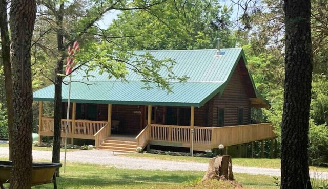 Lazy Spread Cabin. Secluded wooded cabin tucked away with all the amenities