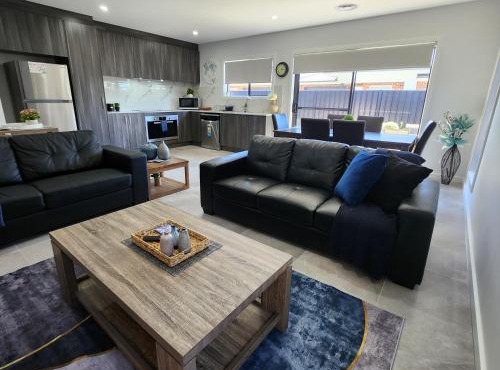 Lbarza Elegant Family 3BR Townhouse close to shopping centre Kialla