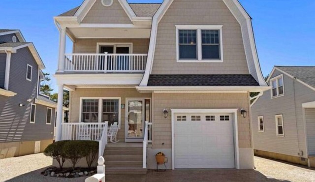 LBI Beach House w-pool in Spray Beach, 4BR, 3.5 Bath, minutes walk to beach