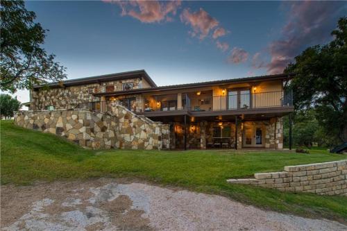 LBJ Lake Home - Private Cove - Lake Toys - Boat Slip