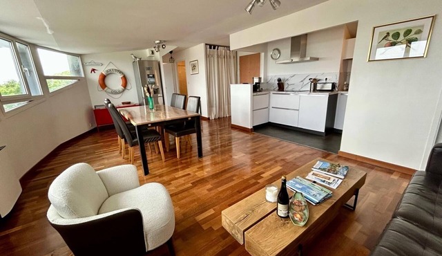 LC21 - Apartment with view of the port, Kermorvan and Blancs Sablons beach