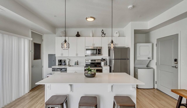 LCF - Downtown SLC - Penthouse - Queen + Daybed - Views - Gym/Hot Tub - Garage