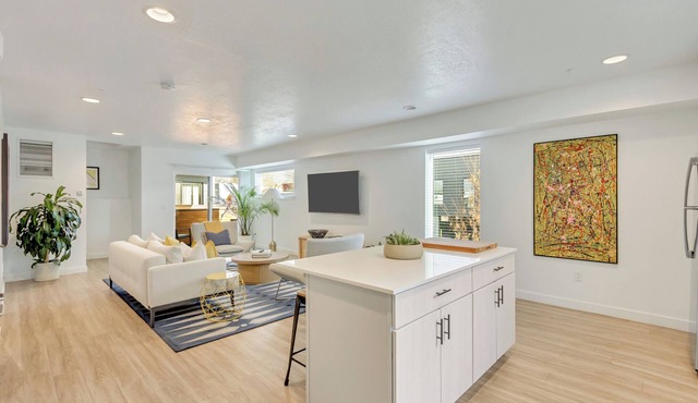 LCF - Downtown SLC Townhome - 2 King Suites - Sofa Bed - 2.5BA - 2-Car Garage