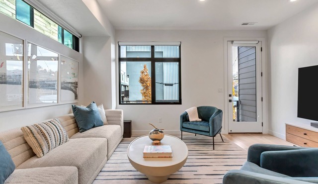 LCF - Granary/Downtown SLC Townhome -2 King Suite - Sleeper Sofa- 2-Car Garage