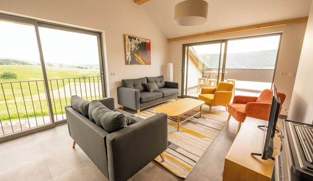 Le 240, between Lakes and Mountains