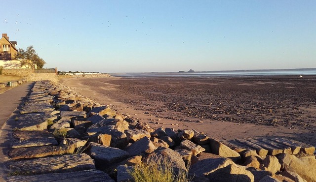 Le 5 dans le 50 Atypical house in a village on the Mont Saint Michel bay