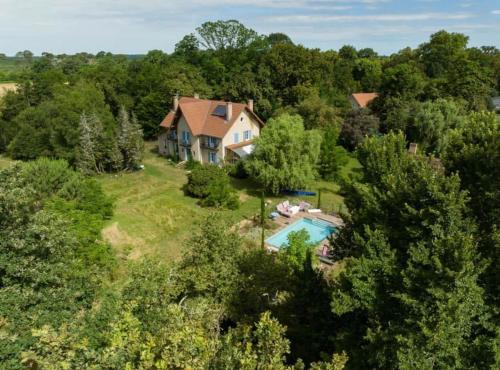 Le Baccara Lodge, véritable maison de famille avec piscine et parc