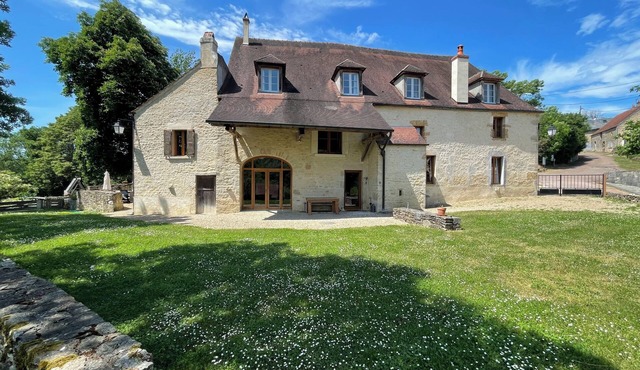 Le Balcon du Morvan. Quiet rural farm with stunning view. Close to Vezelay.