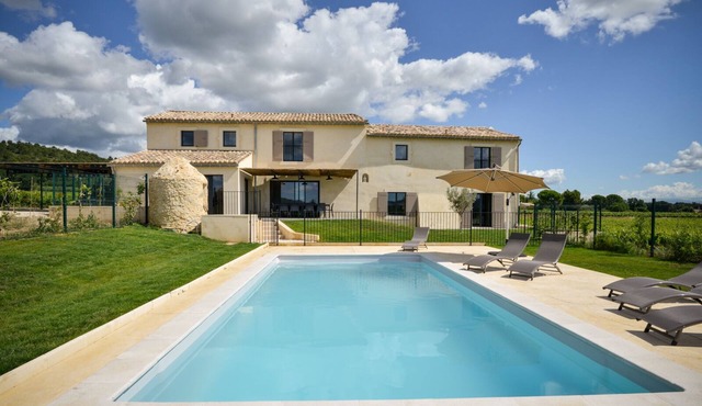 Le Baranier, closed private pool, Provence, Ardèche, 30km Uzes and Avignon