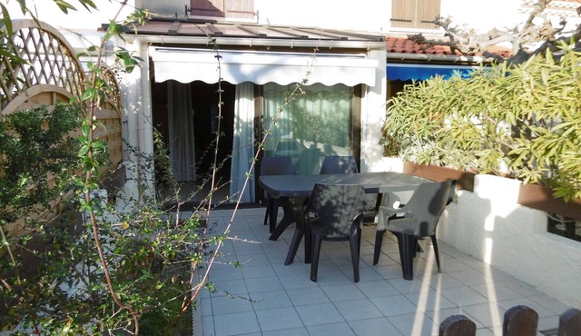 Le Barcarès - Charming 2BR Villa with Parking, Near Beach and Port