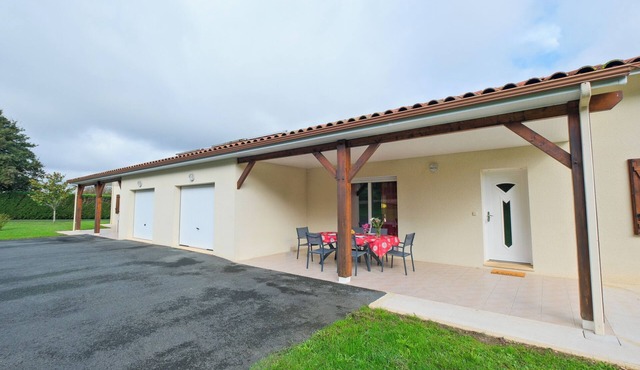 Le Barradis – Single-storey house with air conditioning and shared pool in Savignac-les-Églises
