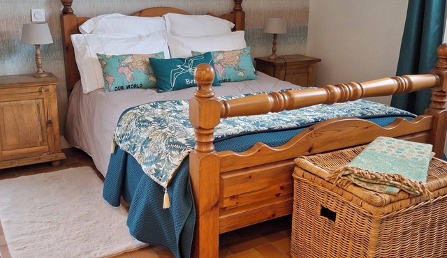 Le Black Dog Pub Bedroom 5