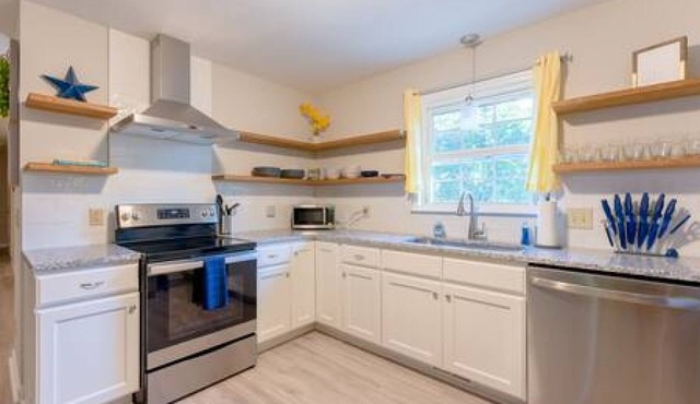 Le Bleu Haven - Modernized Bungalow Charmer