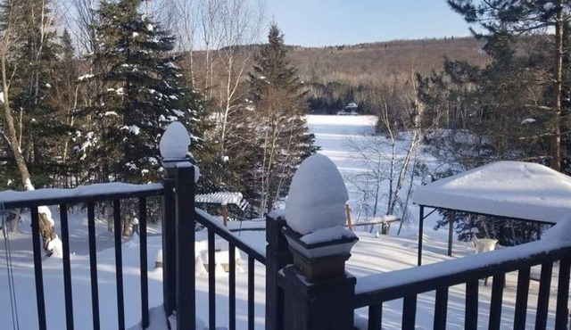 Le Bordelo. Chalet Superbe au Bord du lac - Lake Front Cottage