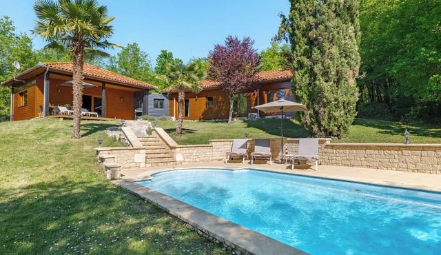Le Bouyssonnet, home with large fenced garden and private swimming pool