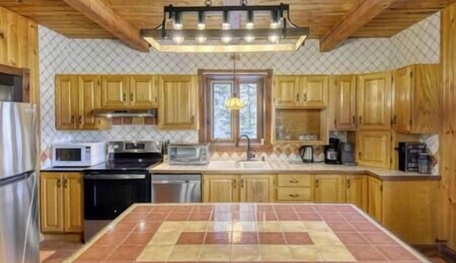 Le Bûcheron · Rustic Chalet w/Spa & Lake Access