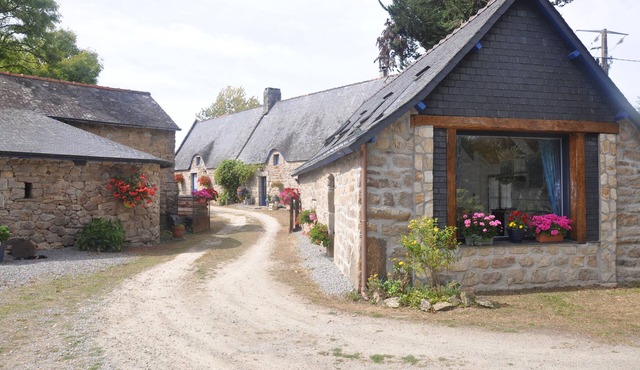 LE BULOT Small detached house with garden located in a quiet cul-de-sac