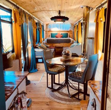 Le Busido, ancien bus de la ville d'Angoulême, aménagé en Chambre d'hôtes