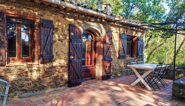 LE CABANON DANS LA FORET