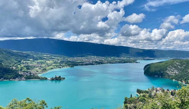 Le Cabanon - house near the lake.