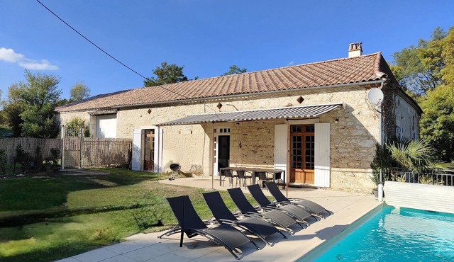 Le Caillou has a very large heated swimming pool