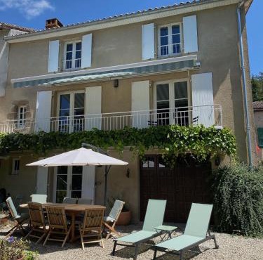 Le Caprice garden, river and chateau