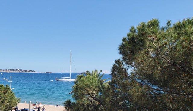 LE CAPITOLE Studio 27m2 air-conditioned sea view with balcony and secure private parking 30M walk from the beach and Port Fréjus