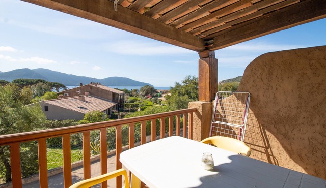Le Capraia 80m from the Beach – Sea and Mountain View, Private Terrace, Air Conditioning and Wi-Fi