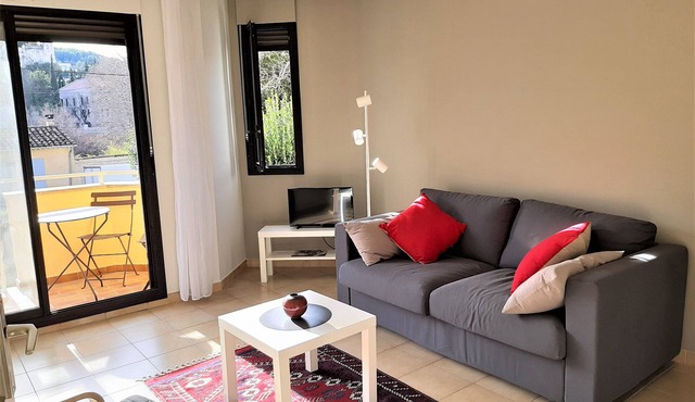 LE CEDRE * quiet apartment with loggia and garage close to downtown