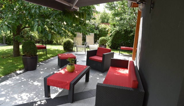 Le Cerisier: superb comfortable property with air-conditioned rooms and garden.
