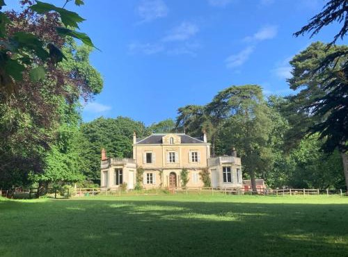 Le Château de John Miles au bord de l’eau