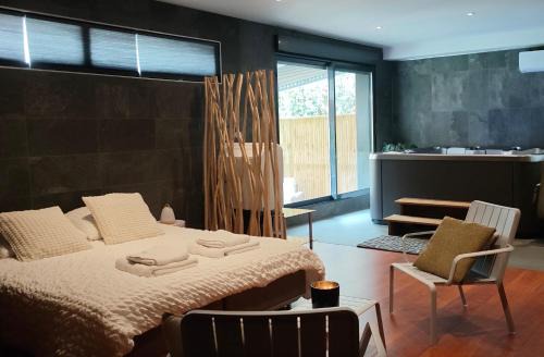 Le Château de Toile, Gîtes et Suite Privée avec Spa et Sauna