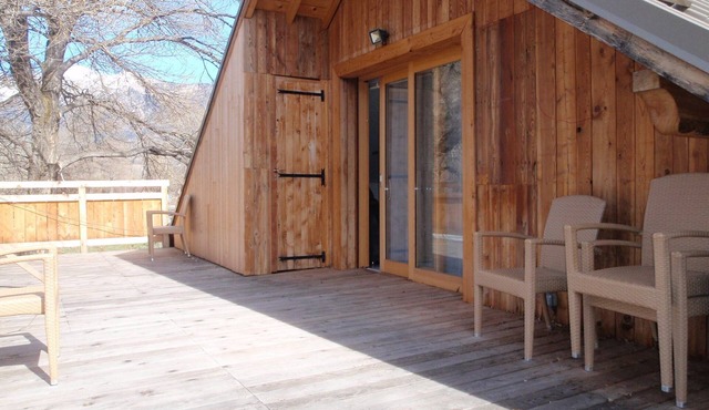 Le Chalet du Sersas, spacious modern apartment for up to 5 people