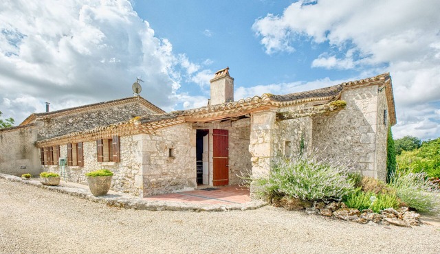 Le Chai – Family Cottage with Pool and Jacuzzi on 12 Hectares near Bergerac